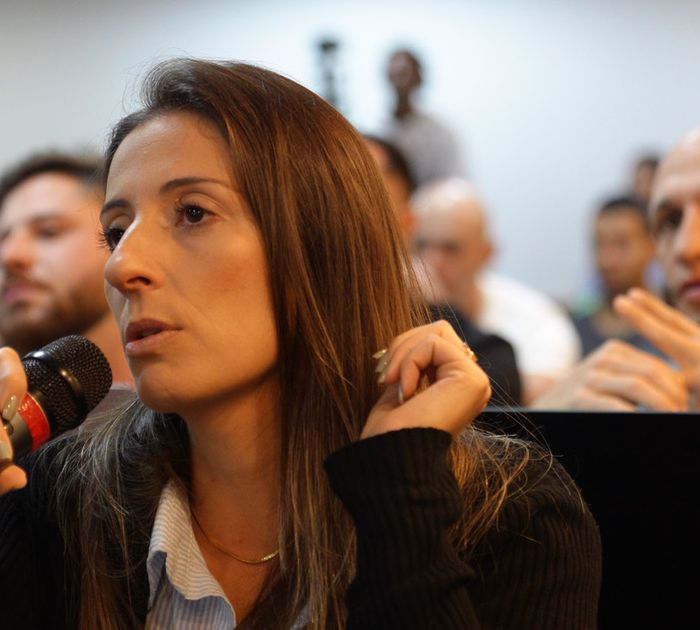 Deby Welter fazendo uma pergunta em um evento da área